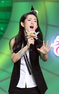 资讯《明星八卦-谢娜模仿老公张杰唱歌 头顶葫